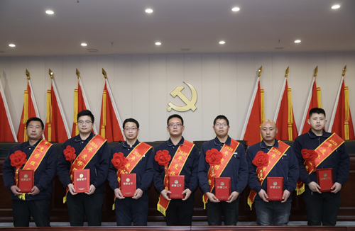 0206 修理能手從左至右依次為 邵冠峰、王寶玉、潘春樂、李龍、許特斯、韓利杰、寇增亮.jpg