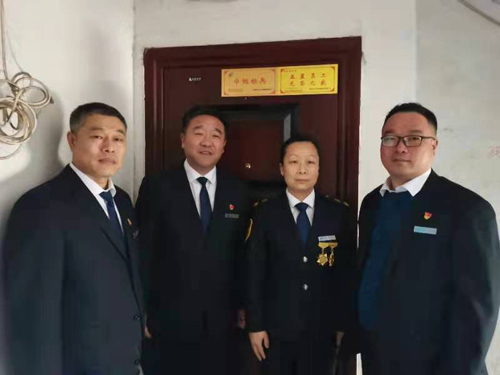 “一人得獎，全家光榮” 送“牌”上門，集團(tuán)為標(biāo)兵先進(jìn)送去榮譽(yù)喜報(bào)牌匾