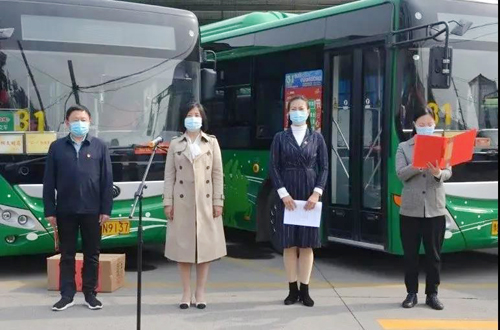 巾幗建功展英姿，獻(xiàn)身公交創(chuàng)佳績(jī)——市婦聯(lián)領(lǐng)導(dǎo)為我司“三八紅旗集體”等榮譽(yù)頒獎(jiǎng)授牌