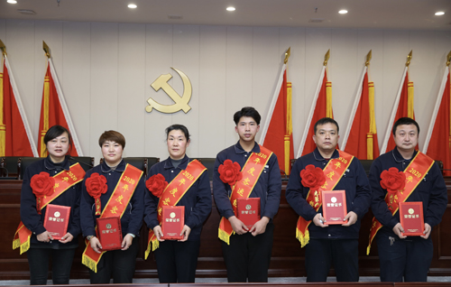 0205 客運(yùn)能手從左至右依次為 吳婷、李若芳、李彩霞、嚴(yán)成彬、姚乃遜、沈金雷.jpg