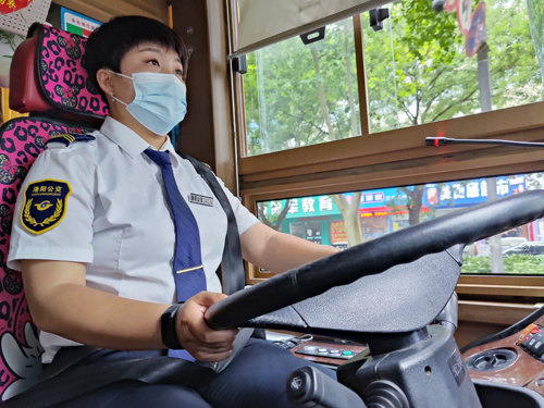 81路車長(zhǎng)李若芳喜獲“最美洛陽(yáng)人”榮譽(yù)