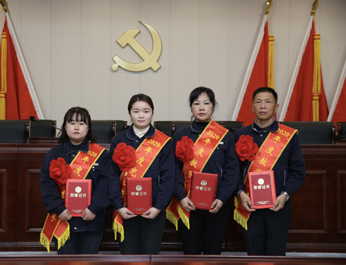 0207 從左至右依次為 點(diǎn)鈔能手王璐、充值能手孫昭娣、教學(xué)能手王慧娟、孫衛(wèi)東.jpg