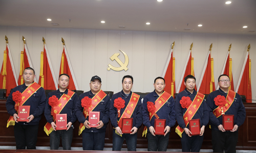 0202  標(biāo)兵從左至右依次為 苗田、尤建鵬、劉德斌、褚聰偉、王占峰、解偉強(qiáng)、馬群藝.jpg